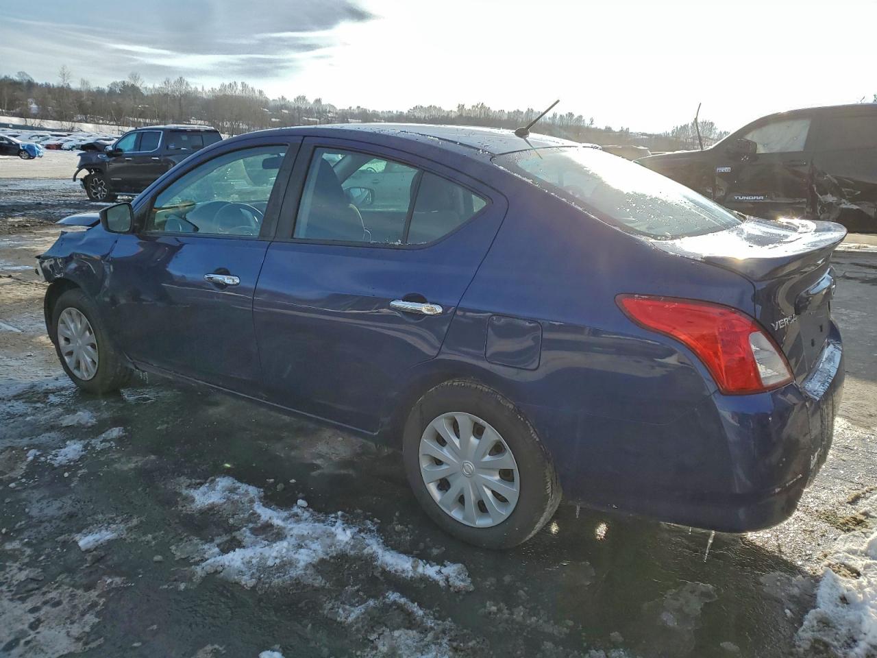 2018 NISSAN VERSA S photo 3