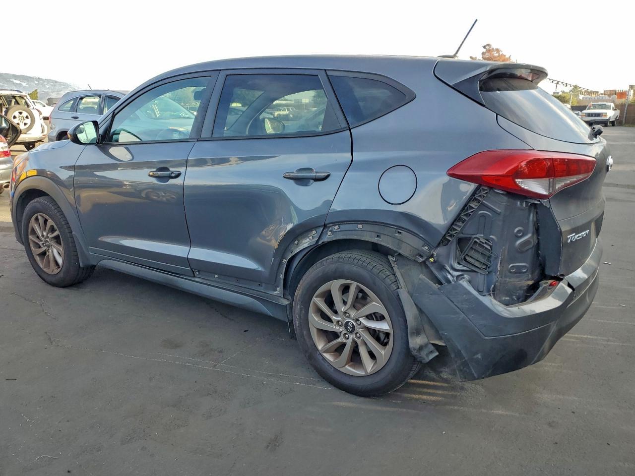 2016 HYUNDAI TUCSON SE photo 2