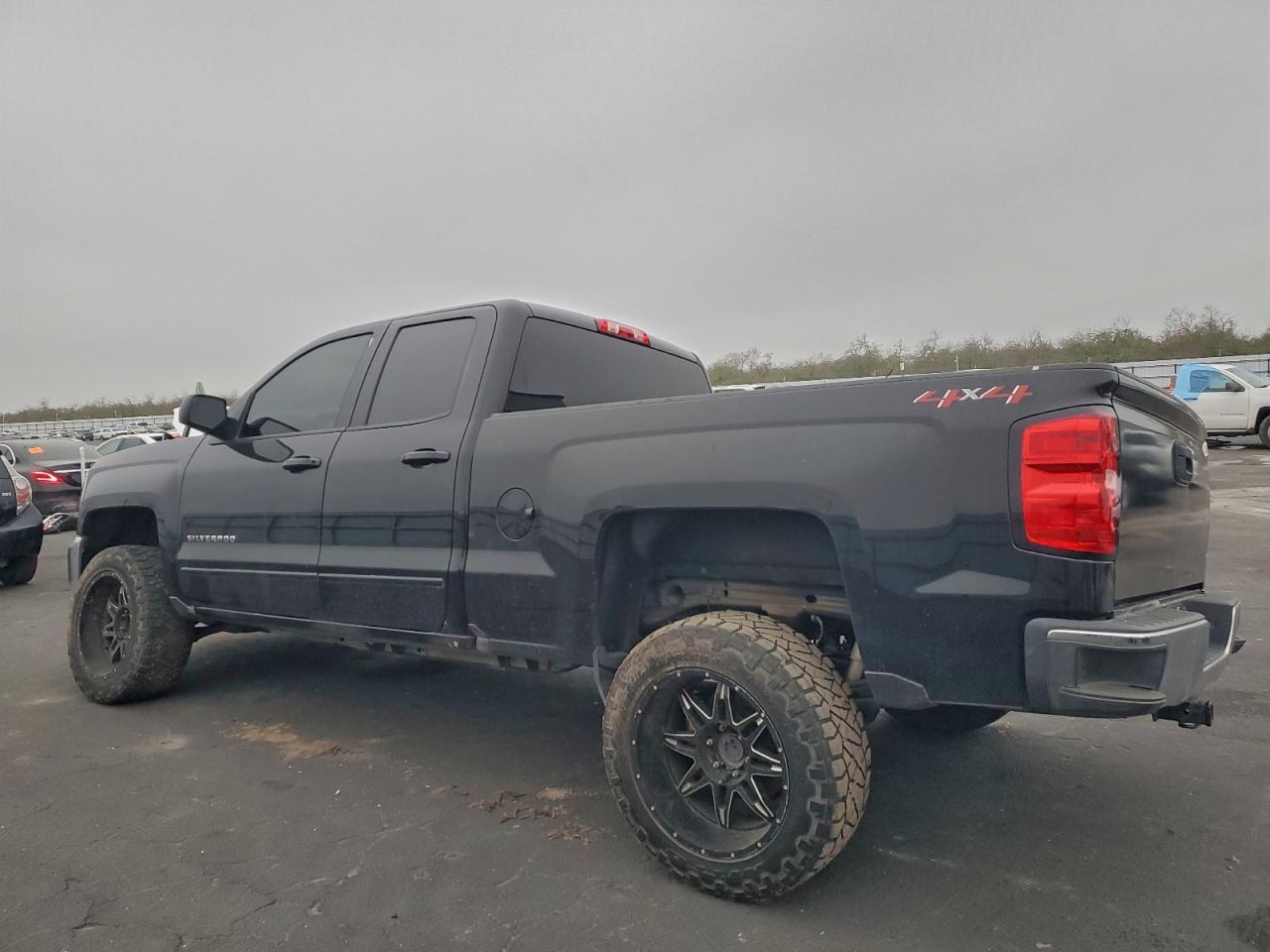 2018 CHEVROLET SILVERADO K1500 LT photo 2