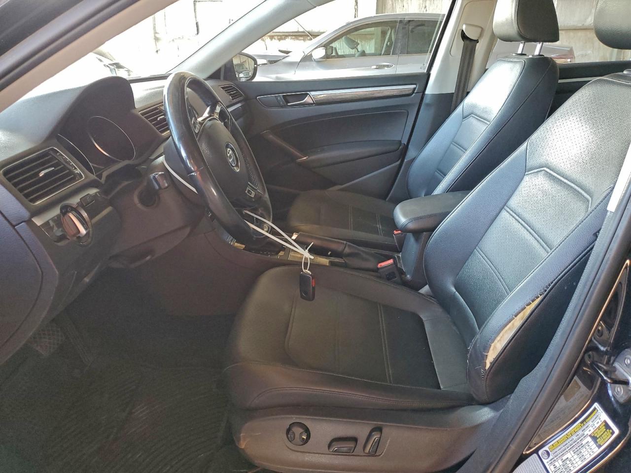 2017 VOLKSWAGEN PASSAT SE photo 7
