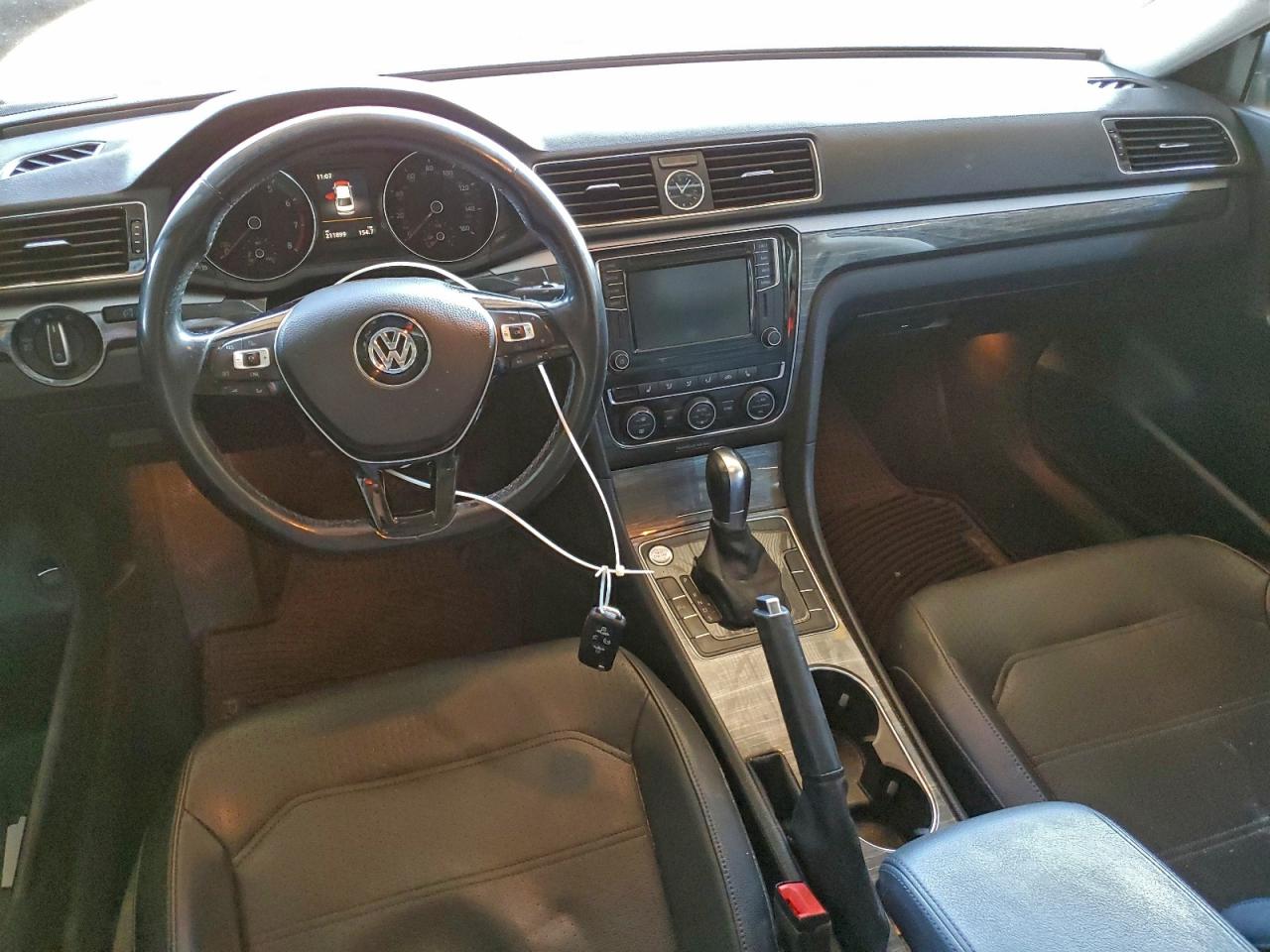 2017 VOLKSWAGEN PASSAT SE photo 8