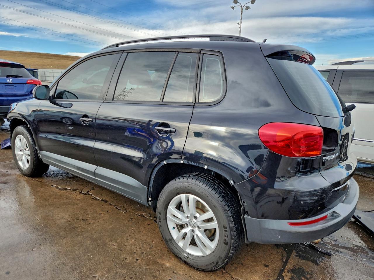 2016 VOLKSWAGEN TIGUAN S photo 2