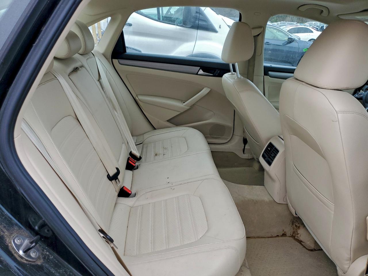 2015 VOLKSWAGEN PASSAT SE photo 10