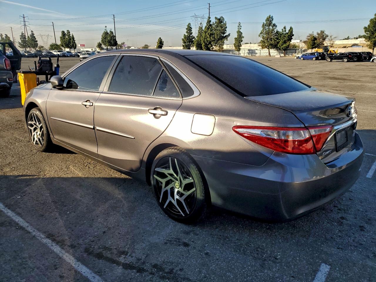 2016 TOYOTA CAMRY LE photo 2
