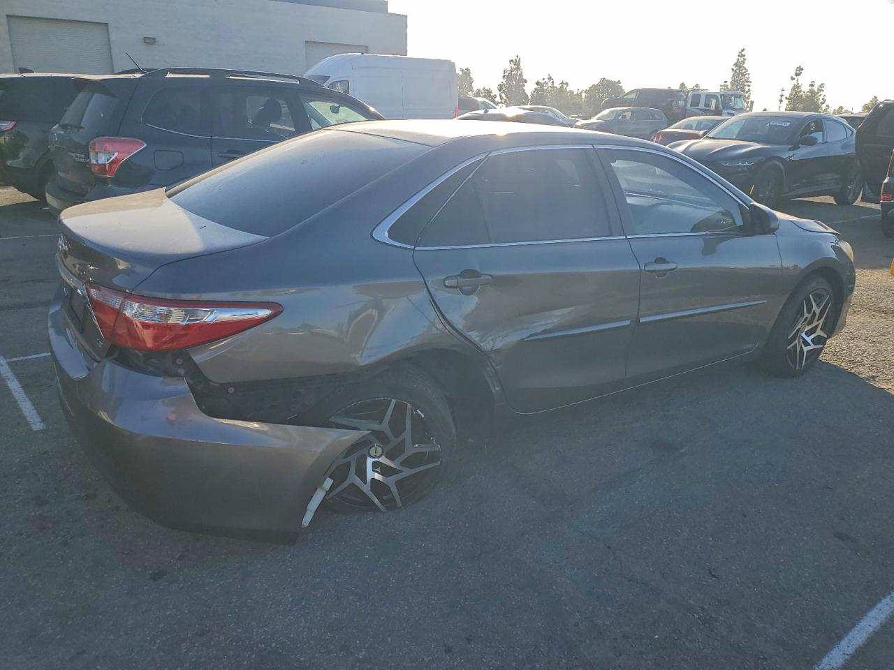 2016 TOYOTA CAMRY LE photo 3