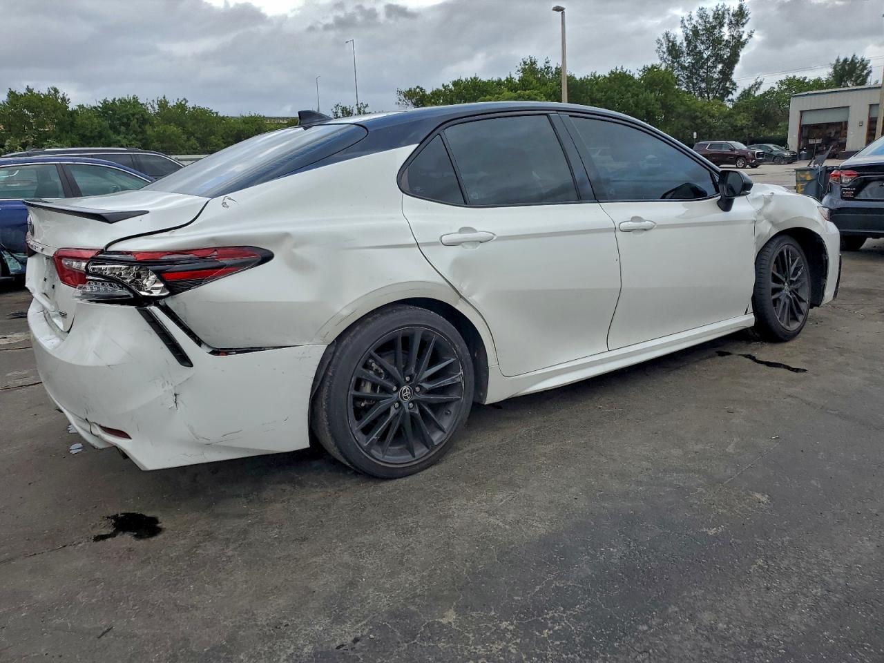 2023 TOYOTA CAMRY XSE photo 3