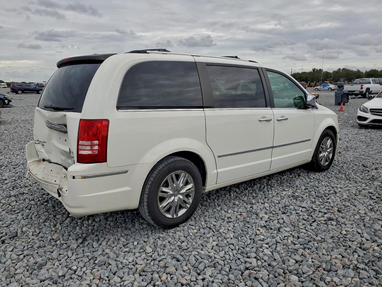 2010 CHRYSLER TOWN & COUNTRY LIMITED photo 3