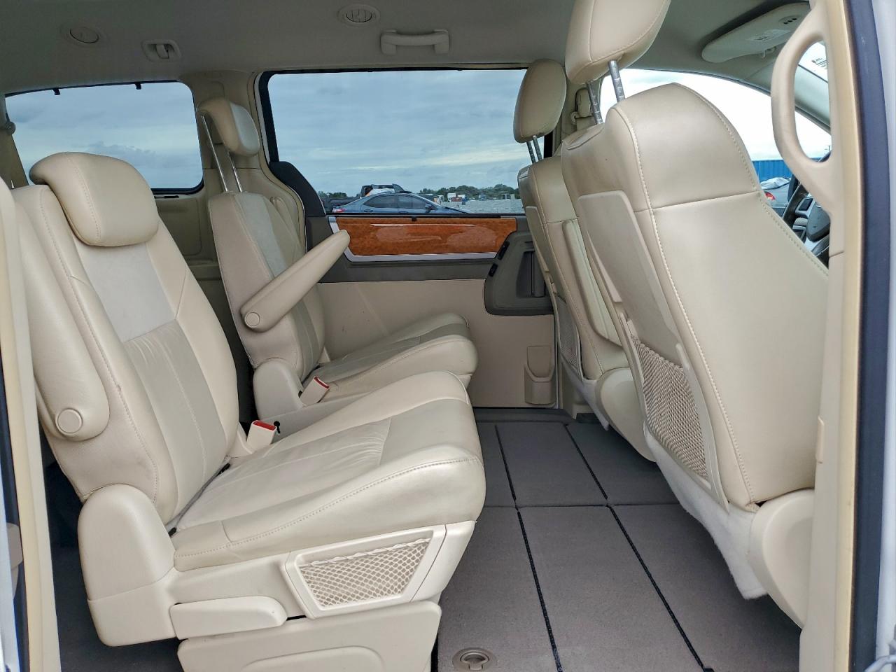 2010 CHRYSLER TOWN & COUNTRY LIMITED photo 11