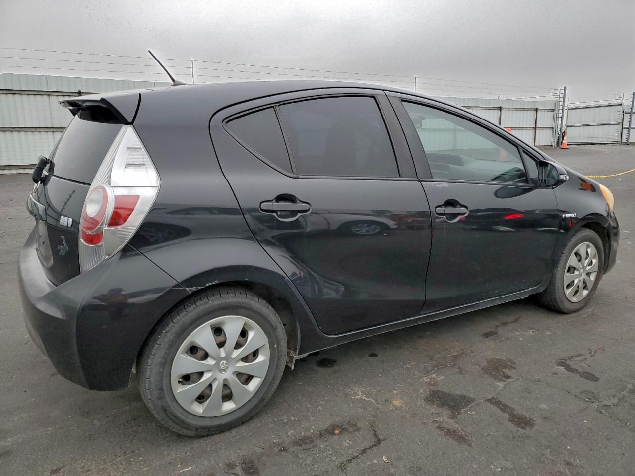 2014 TOYOTA PRIUS C photo 3