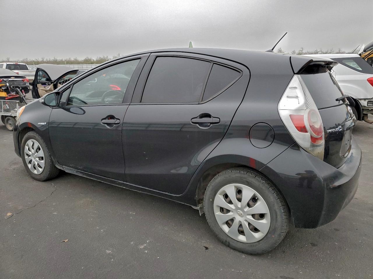 2014 TOYOTA PRIUS C photo 2