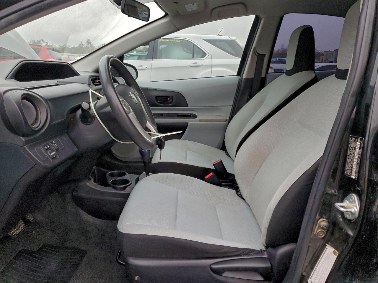 2014 TOYOTA PRIUS C photo 7