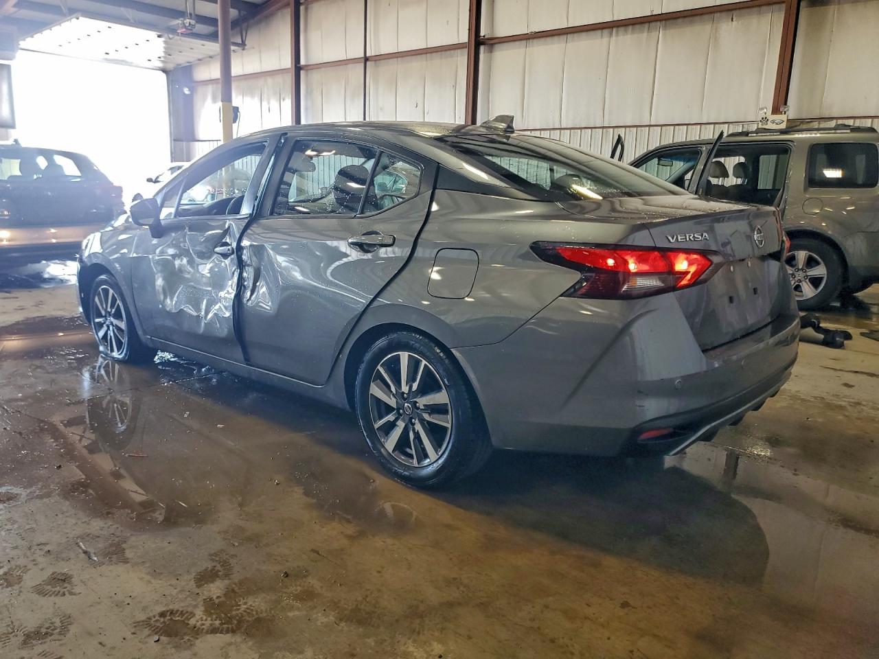 2021 NISSAN VERSA SV photo 3