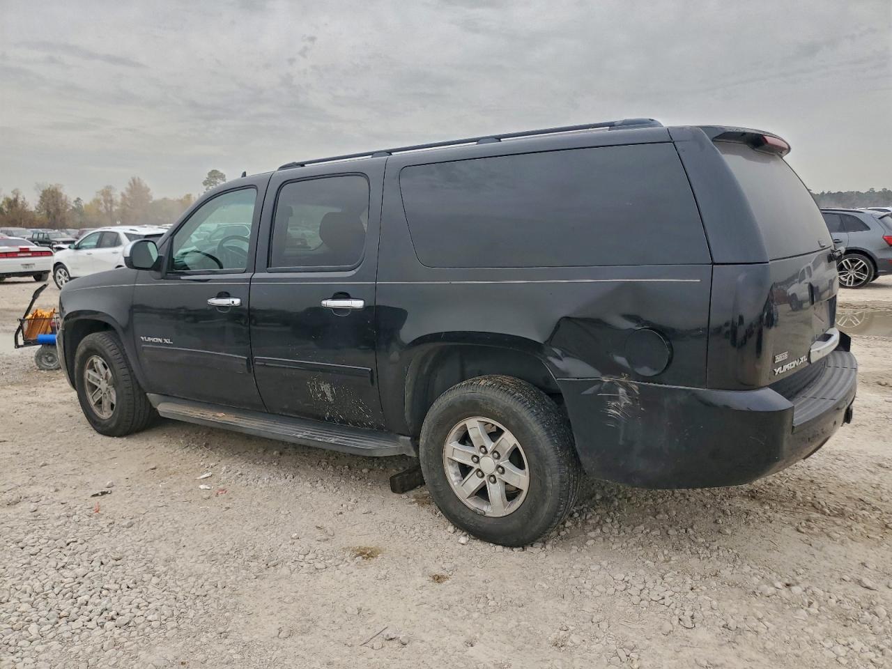 2011 GMC YUKON XL C1500 SLE photo 2