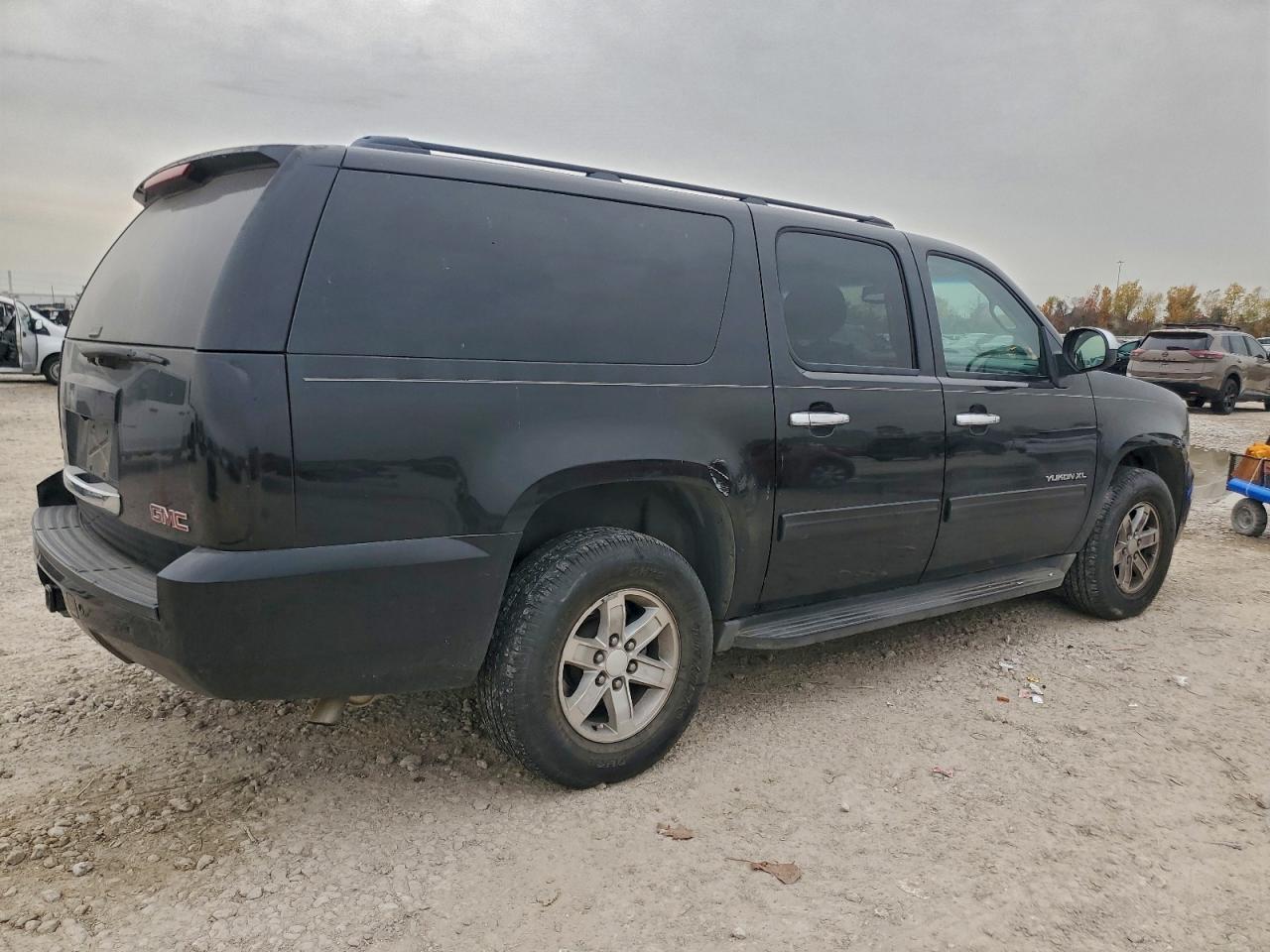 2011 GMC YUKON XL C1500 SLE photo 3