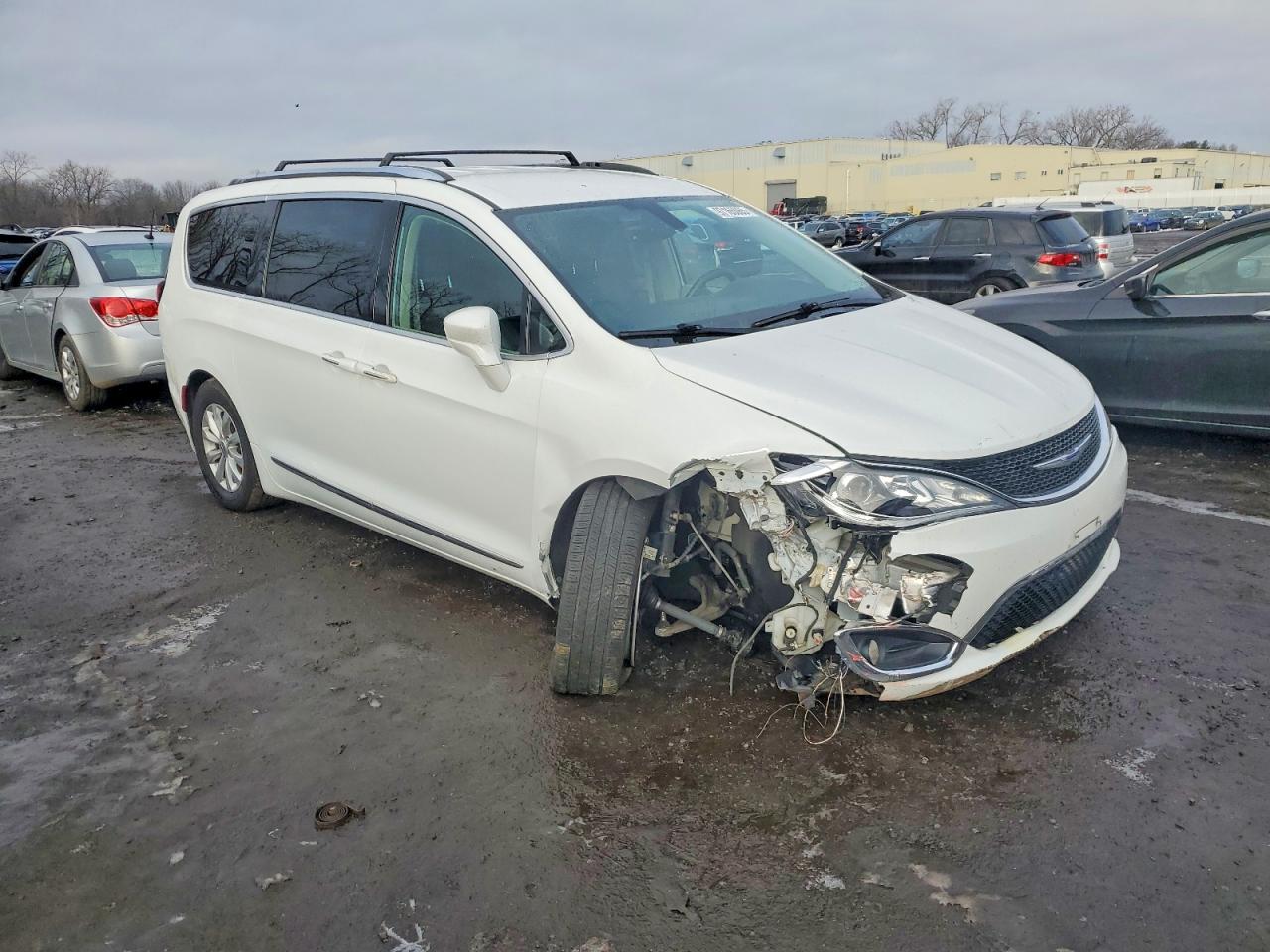 2019 CHRYSLER PACIFICA TOURING L photo 4