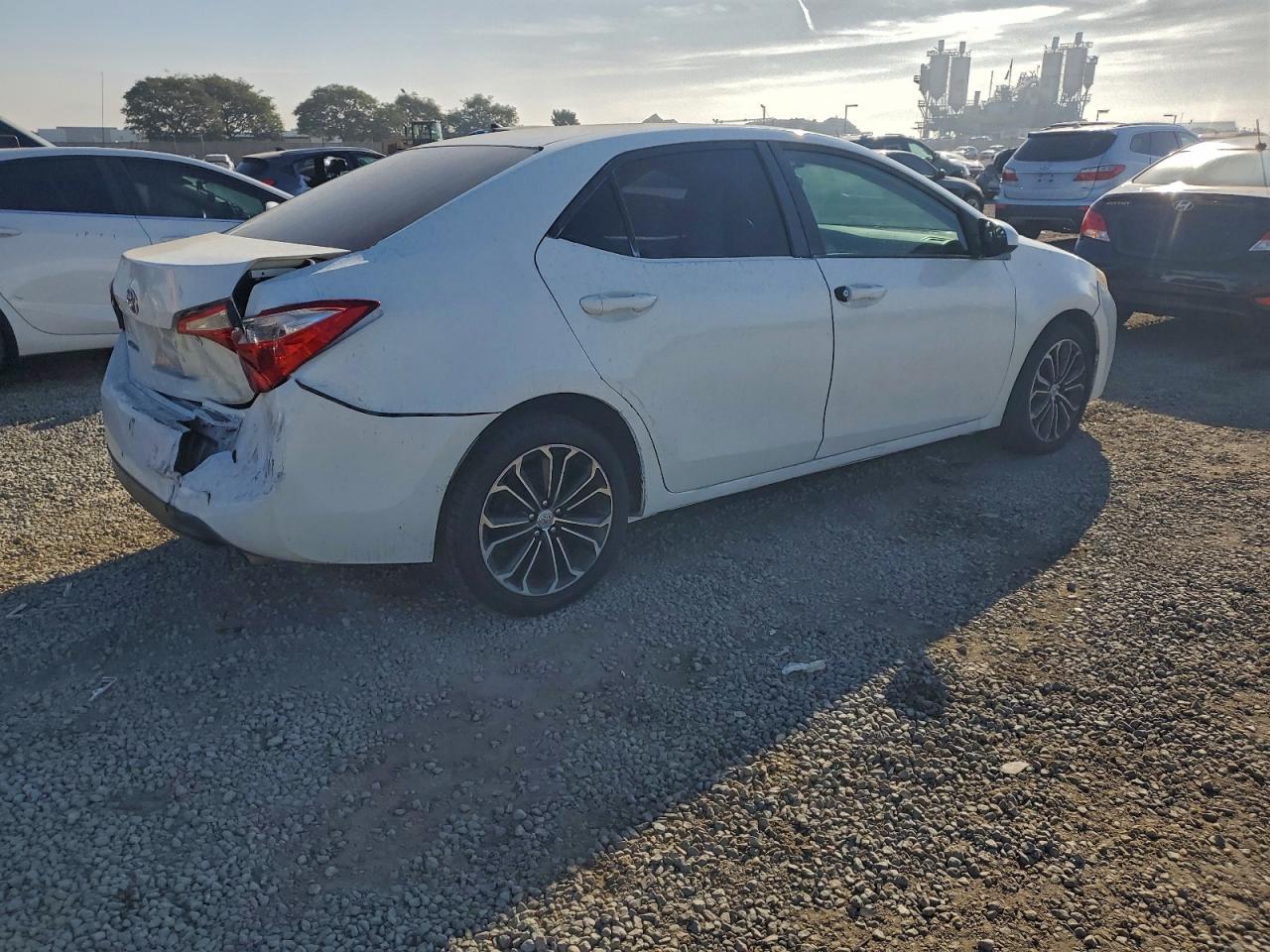 2015 TOYOTA COROLLA L photo 3