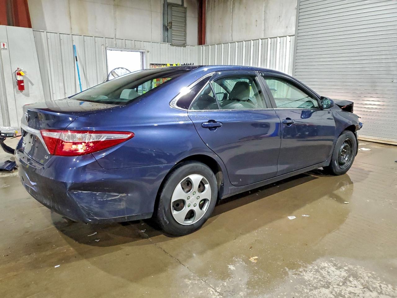 2016 TOYOTA CAMRY LE photo 3