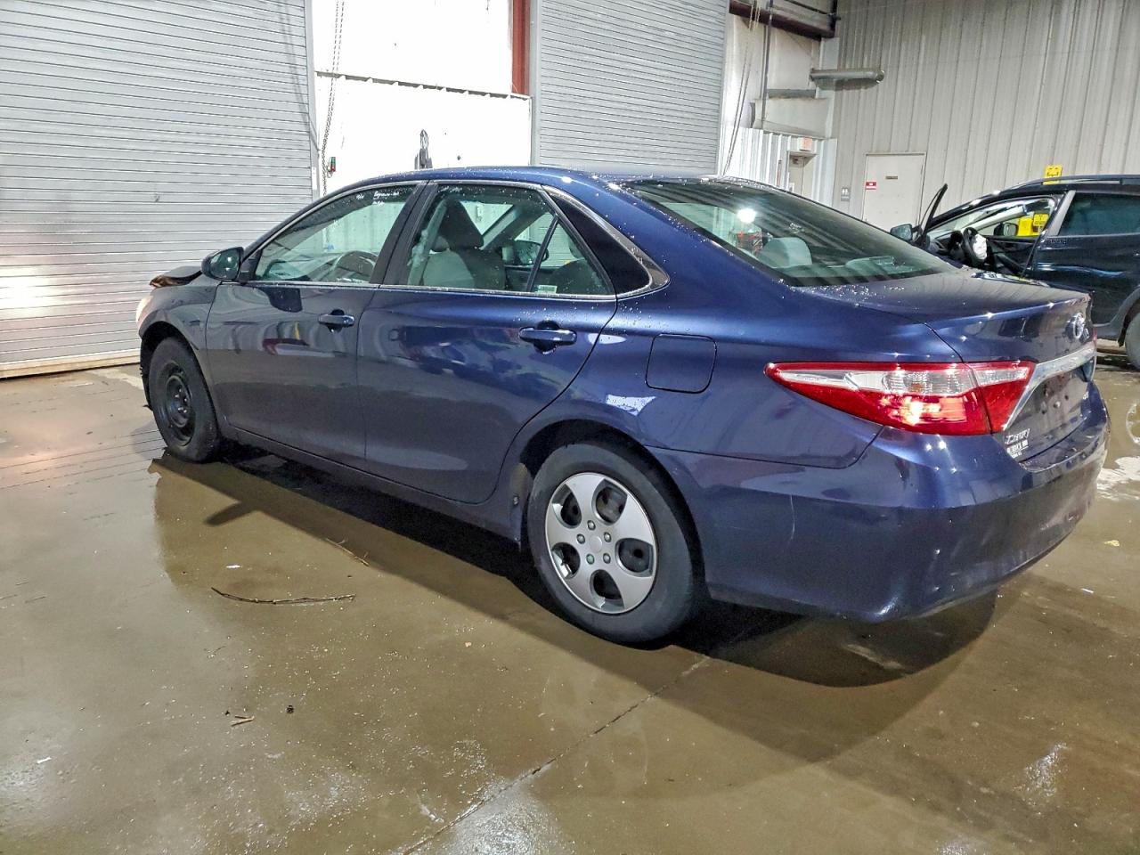 2016 TOYOTA CAMRY LE photo 2