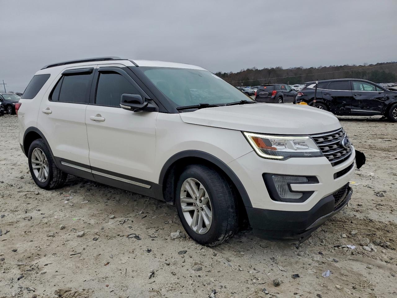 2017 FORD EXPLORER XLT photo 4