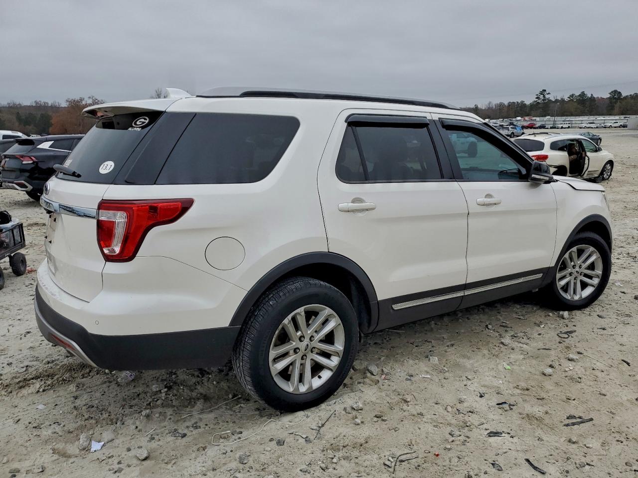 2017 FORD EXPLORER XLT photo 3