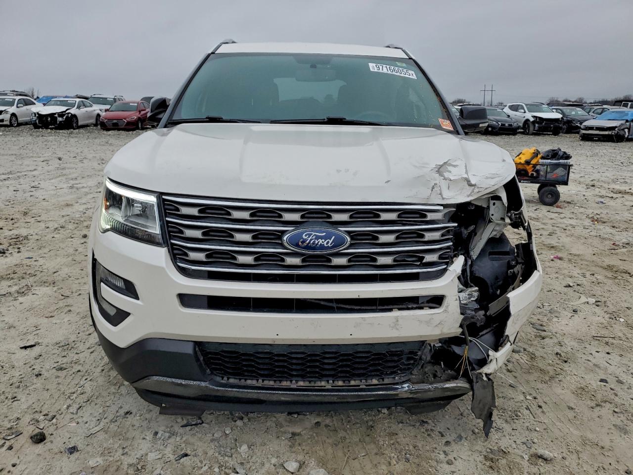 2017 FORD EXPLORER XLT photo 5