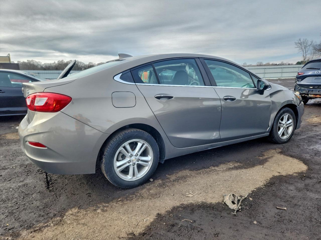 2017 CHEVROLET CRUZE LT photo 3