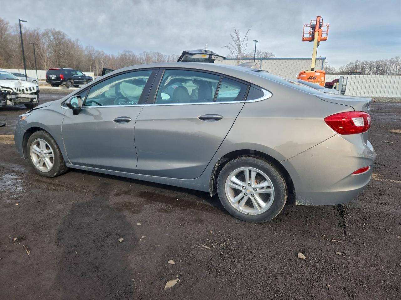 2017 CHEVROLET CRUZE LT photo 2