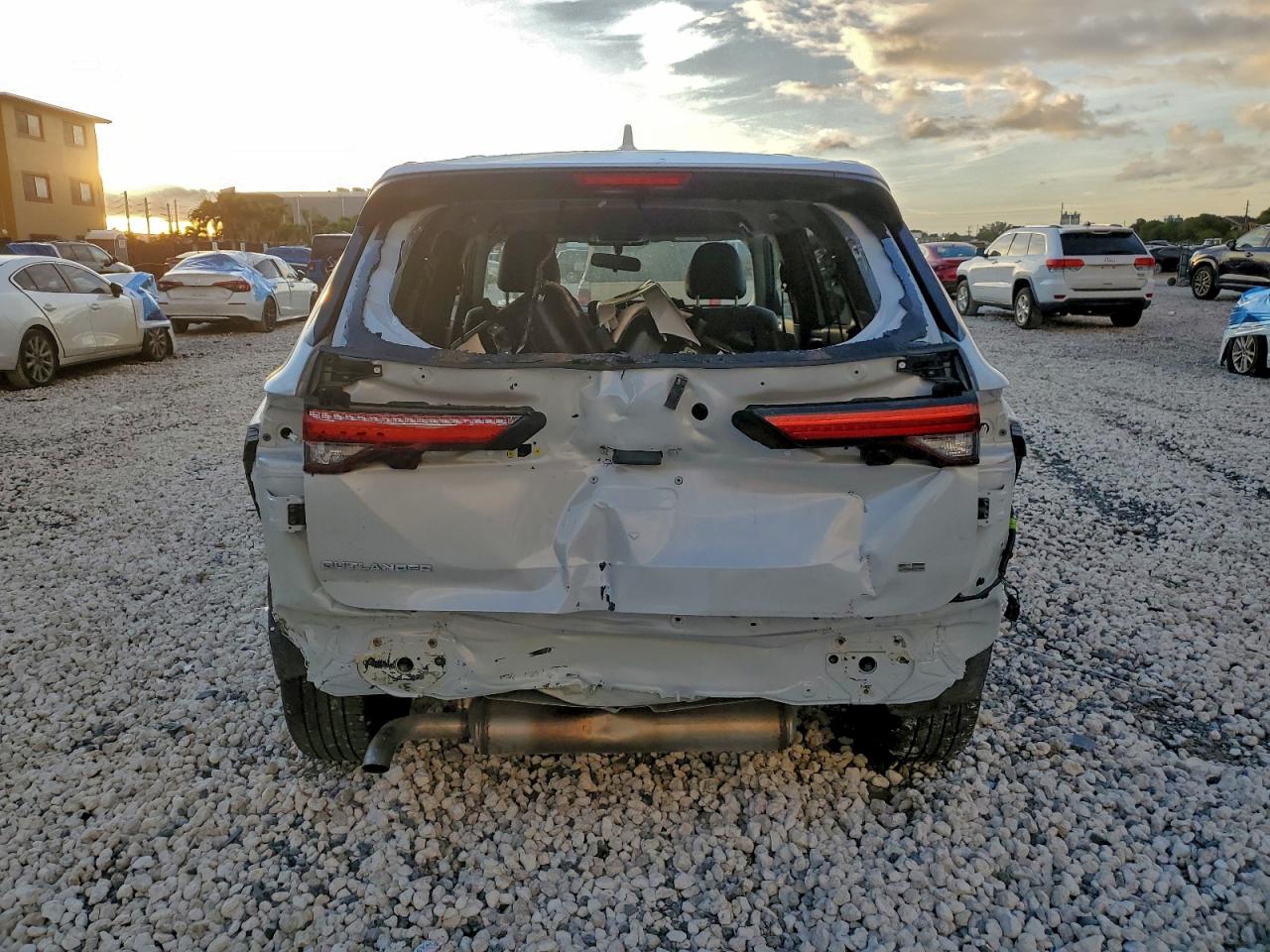 2024 MITSUBISHI OUTLANDER SE photo 11