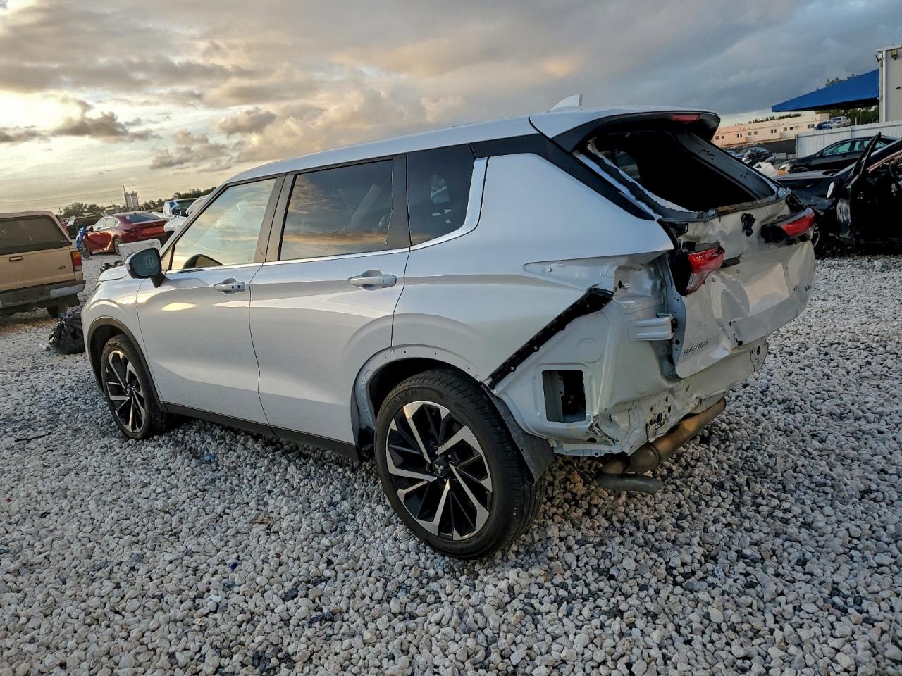 2024 MITSUBISHI OUTLANDER SE photo 3