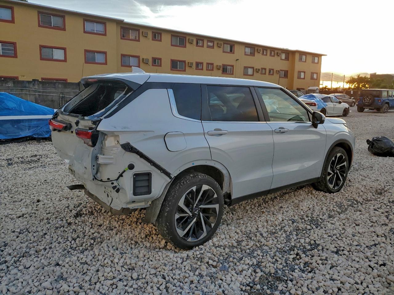 2024 MITSUBISHI OUTLANDER SE photo 5