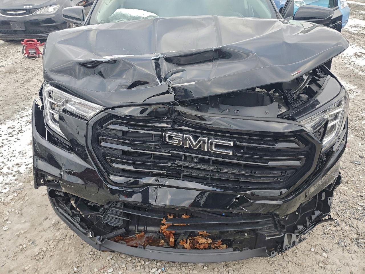 2024 GMC TERRAIN SLT photo 12