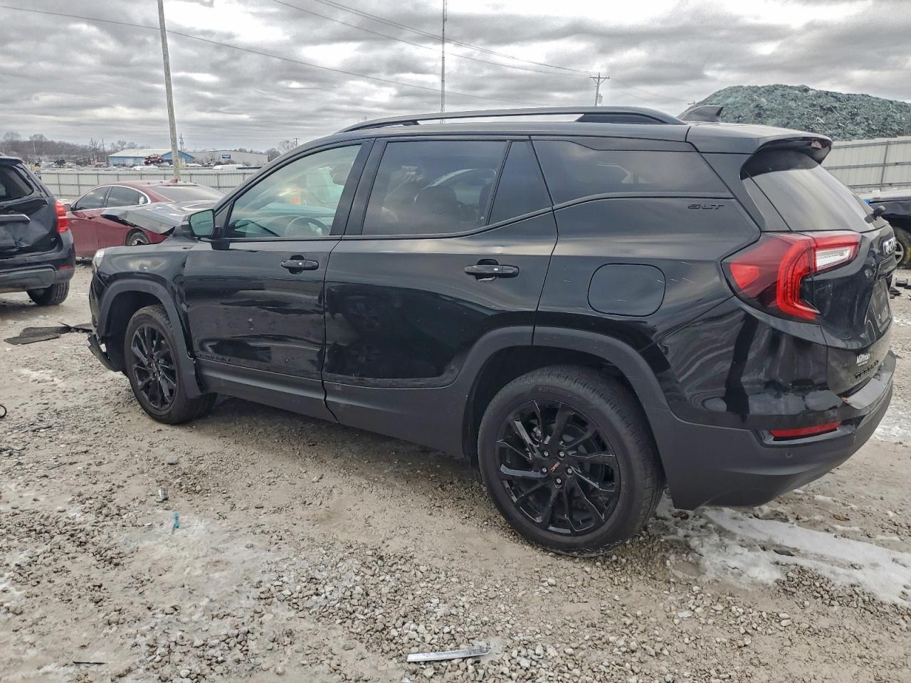 2024 GMC TERRAIN SLT photo 2