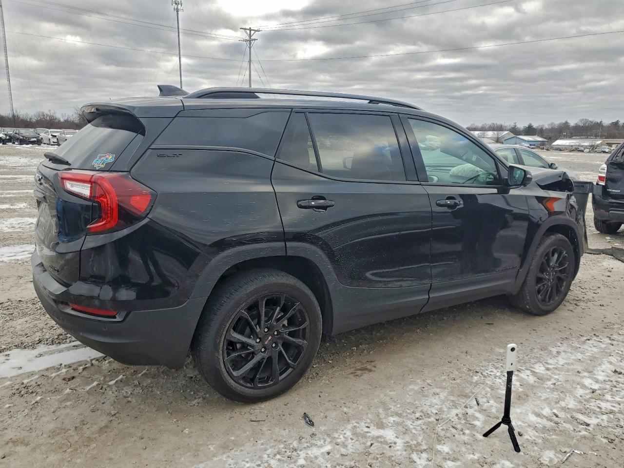 2024 GMC TERRAIN SLT photo 3