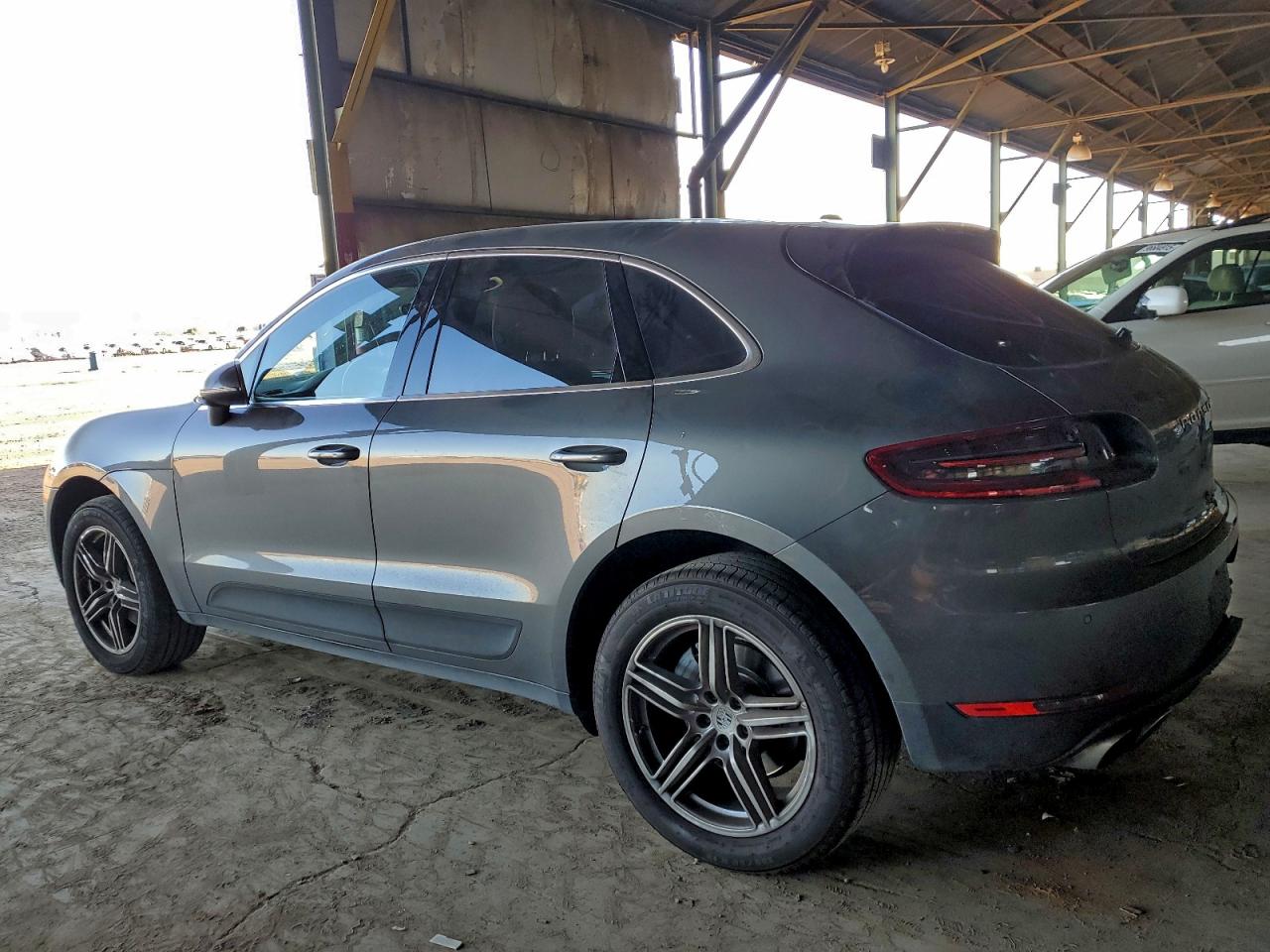 2016 PORSCHE MACAN S photo 2