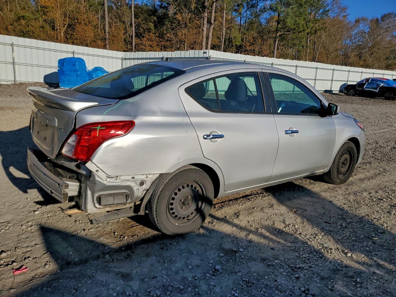 2019 NISSAN VERSA S photo 3