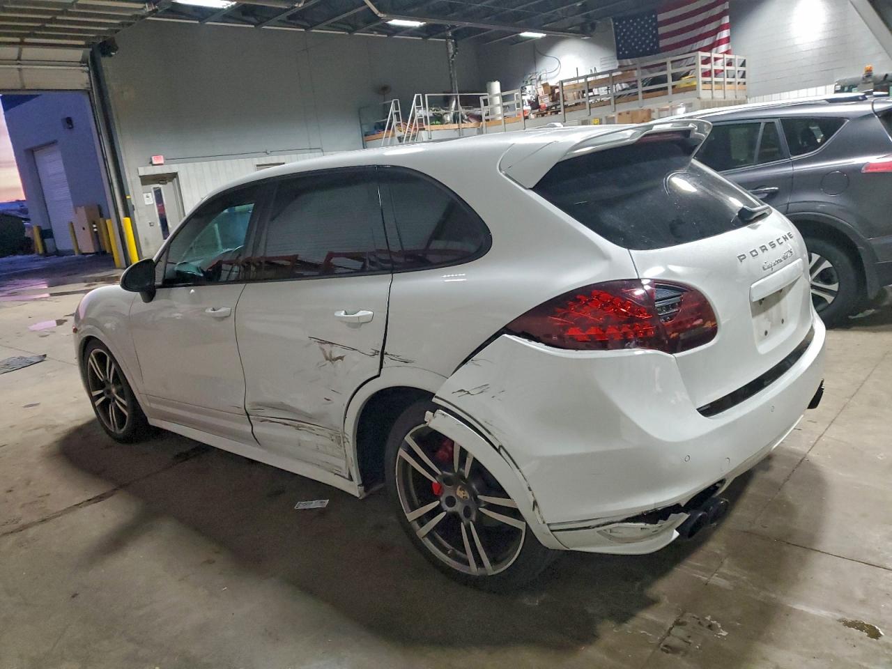 2013 PORSCHE CAYENNE GTS photo 2