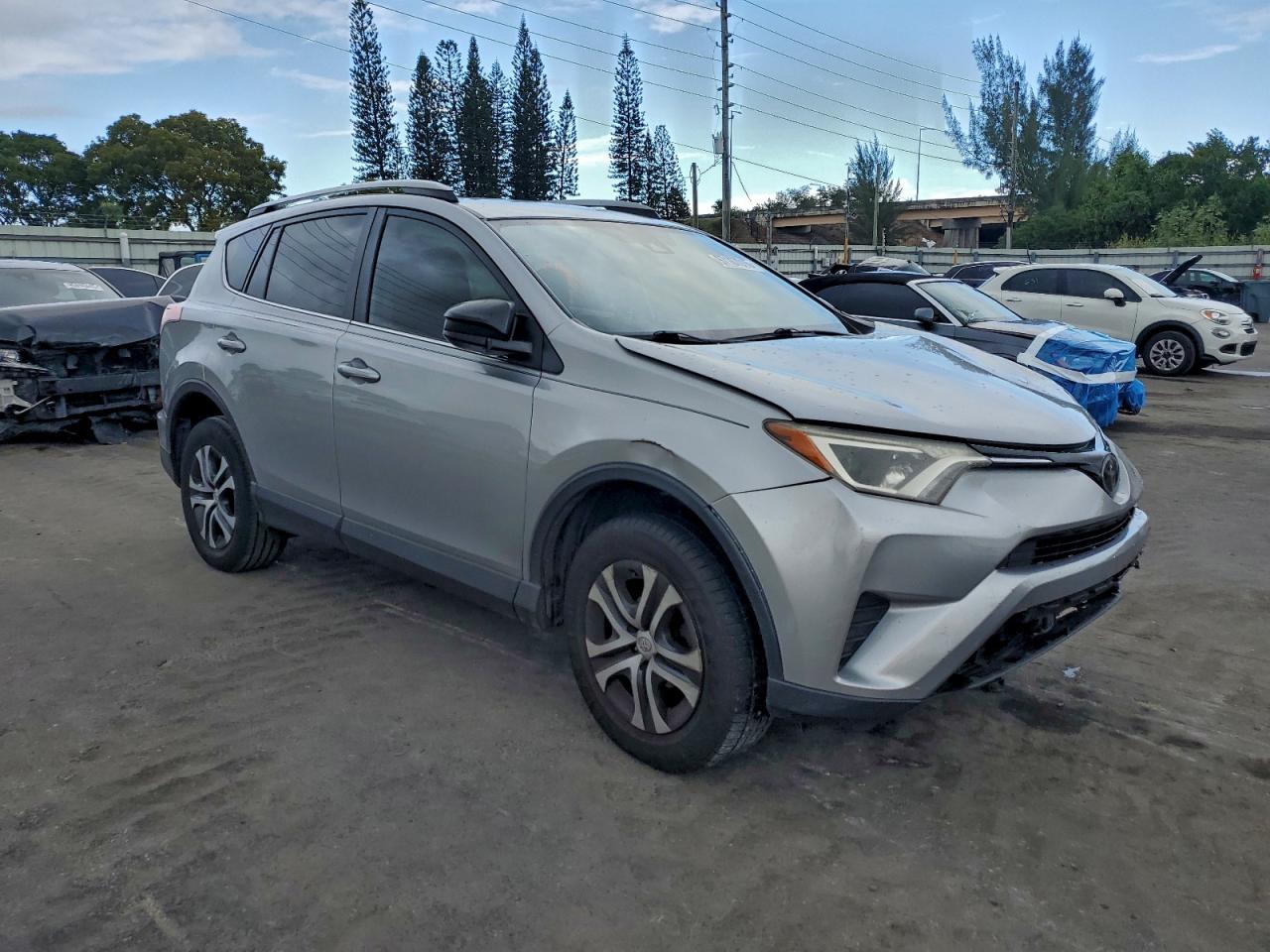 2018 TOYOTA RAV4 LE photo 4