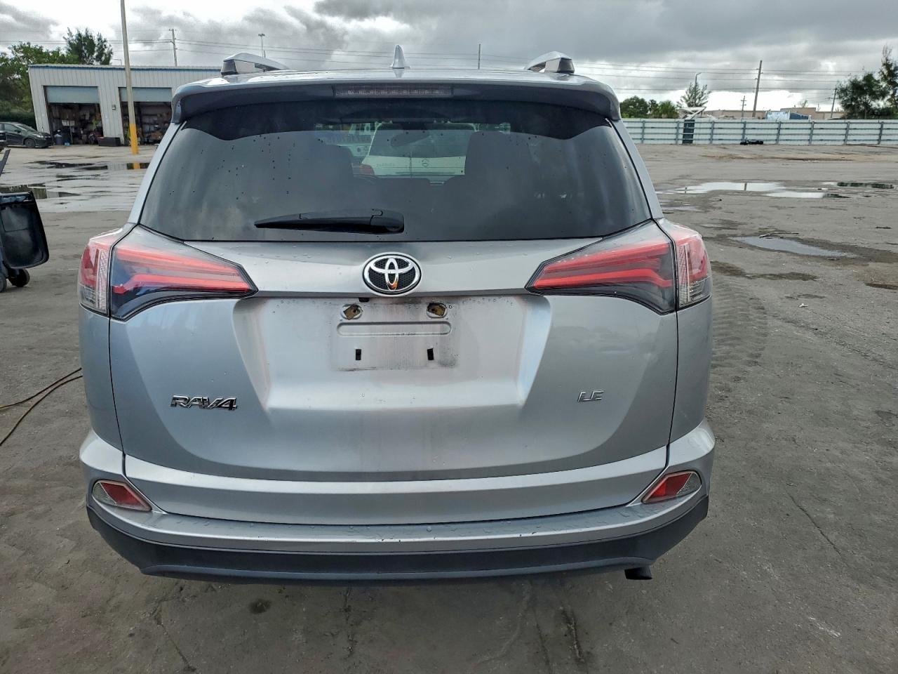 2018 TOYOTA RAV4 LE photo 6