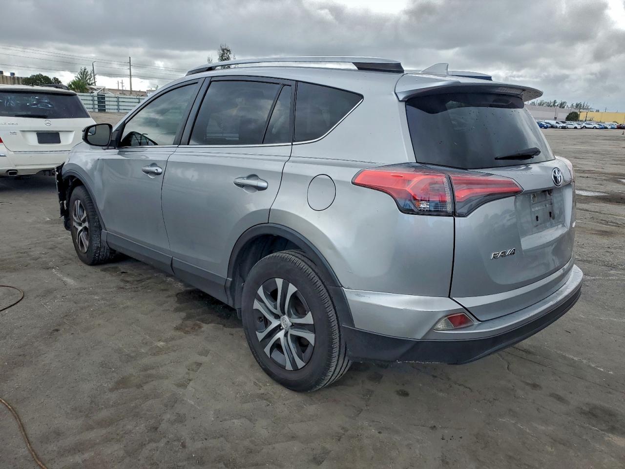 2018 TOYOTA RAV4 LE photo 2