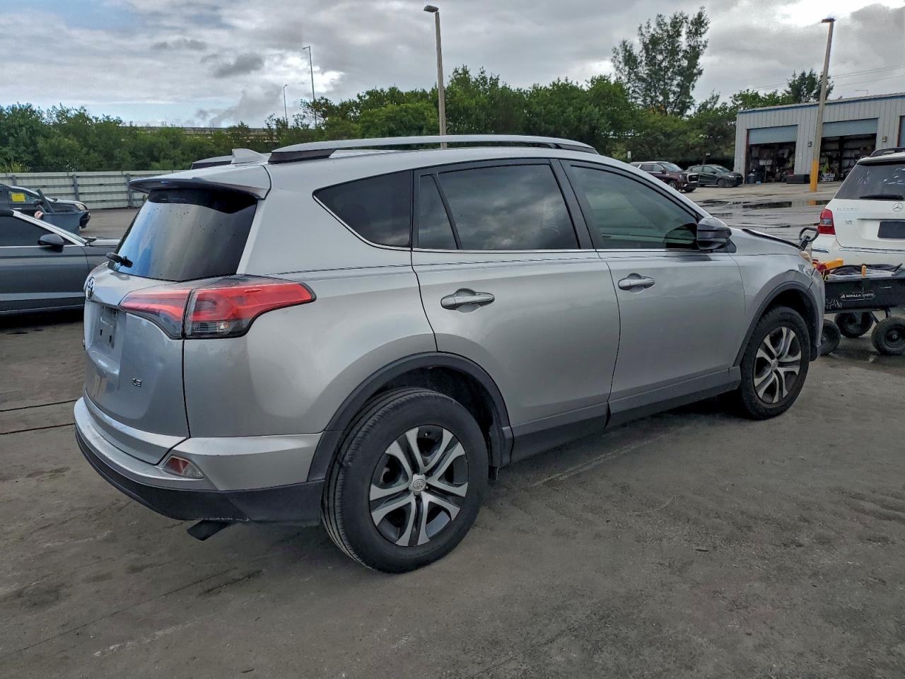 2018 TOYOTA RAV4 LE photo 3