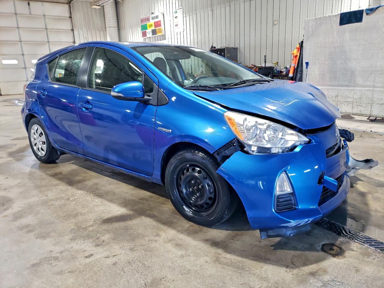 2013 TOYOTA PRIUS C photo 4