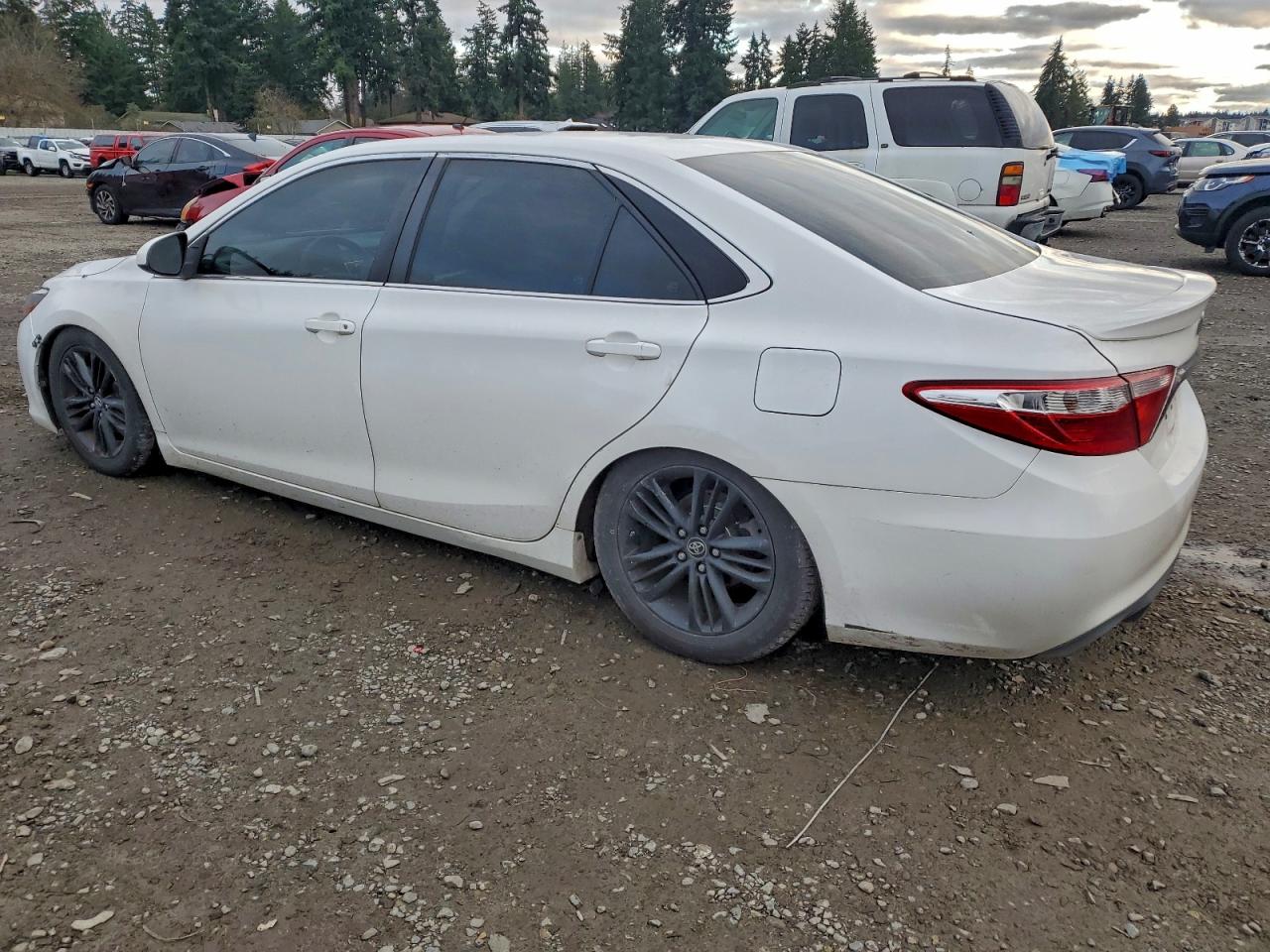 2017 TOYOTA CAMRY LE photo 2