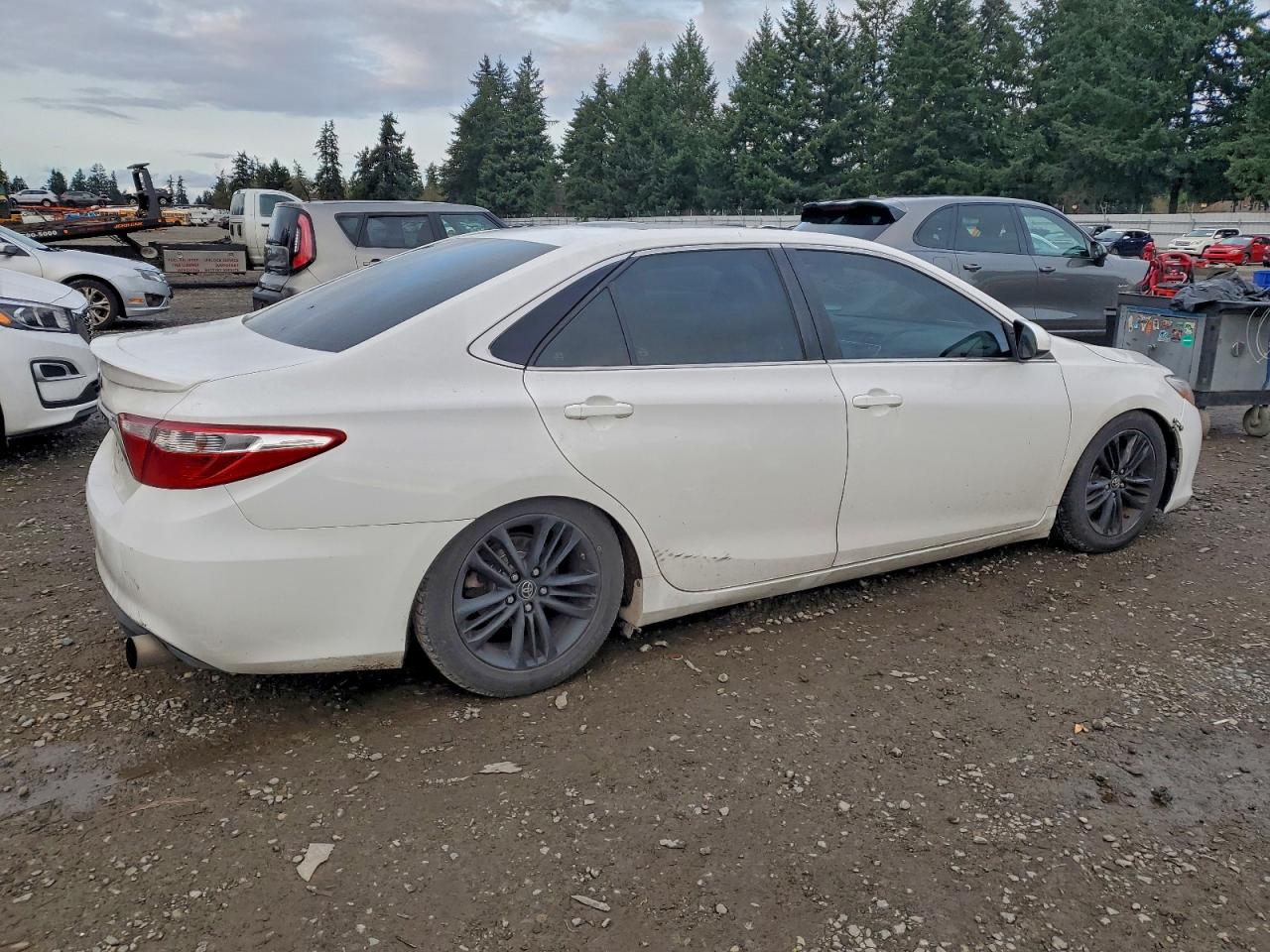 2017 TOYOTA CAMRY LE photo 3