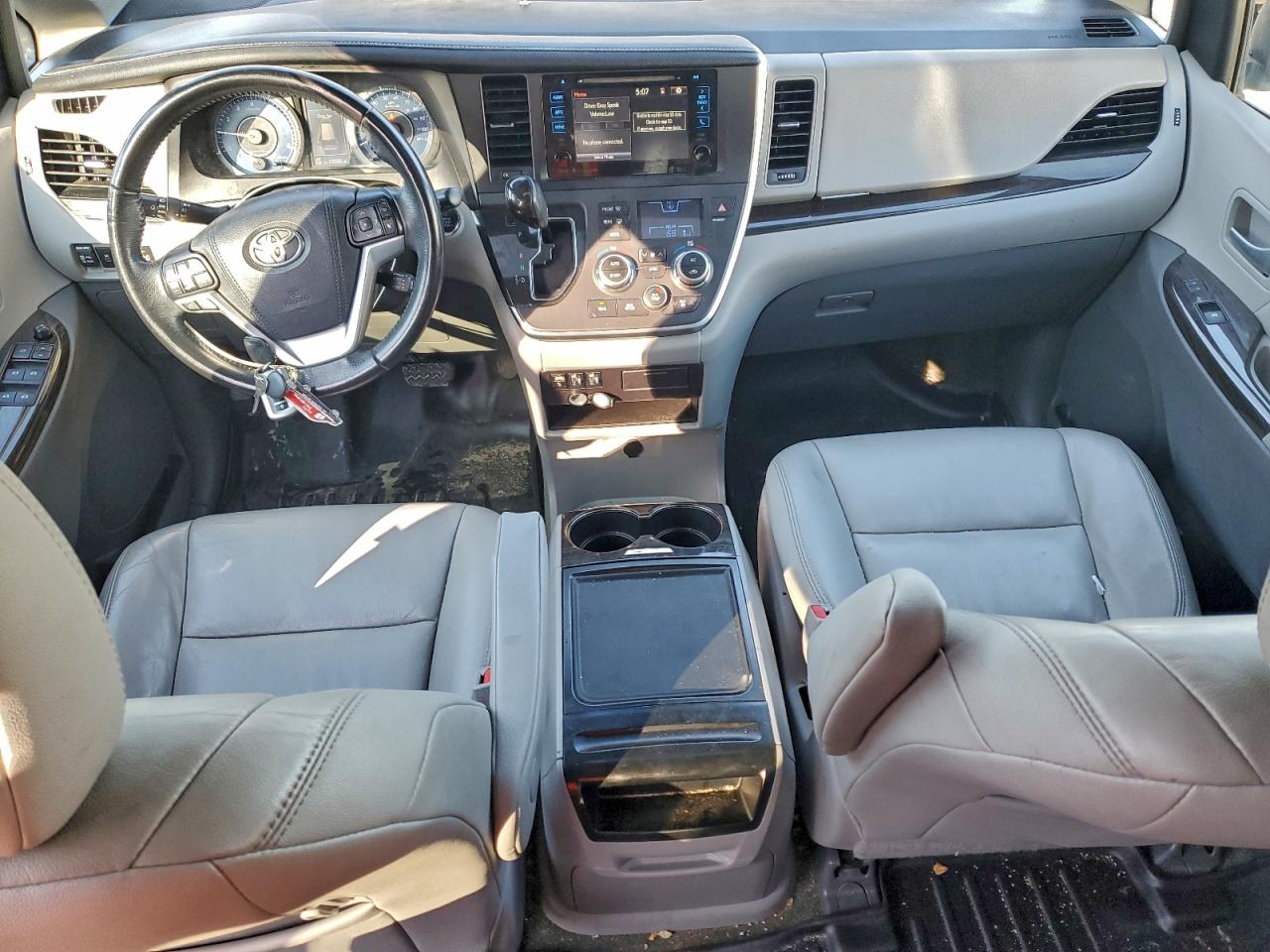 2017 TOYOTA SIENNA XLE photo 8