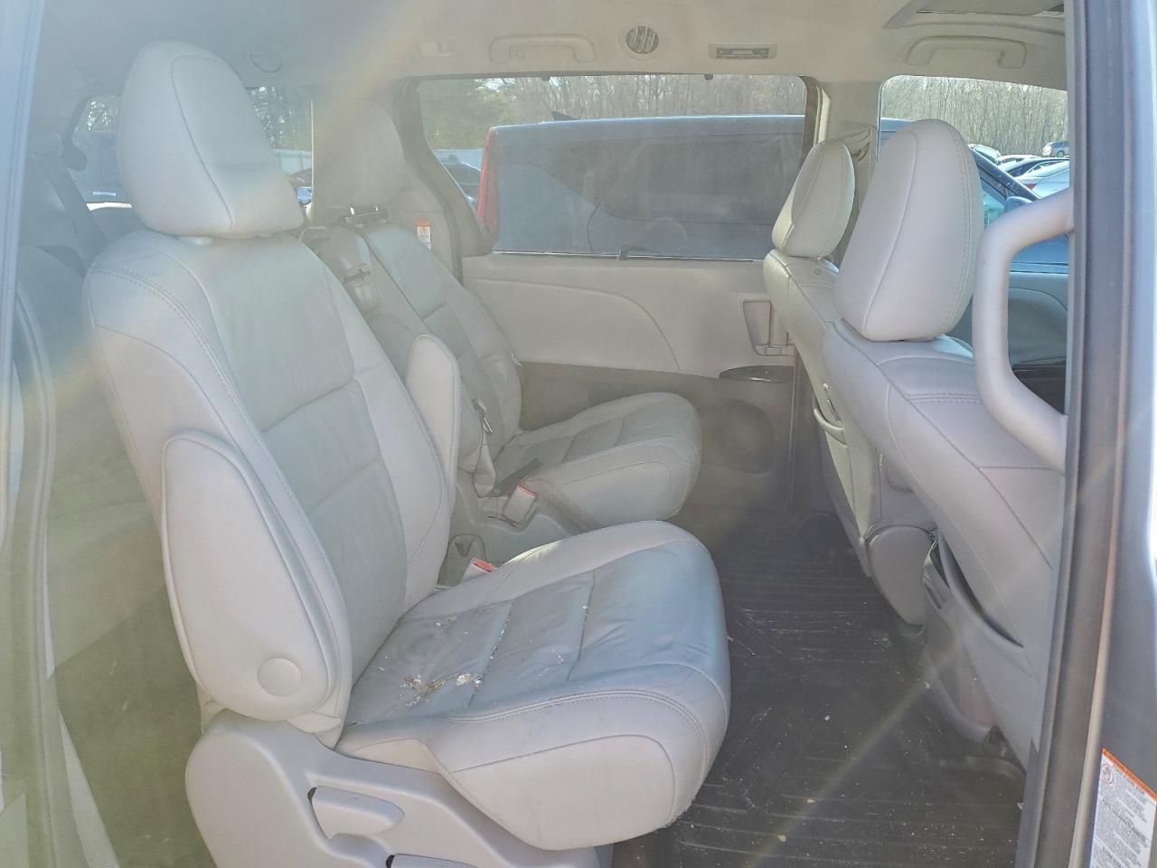 2017 TOYOTA SIENNA XLE photo 11
