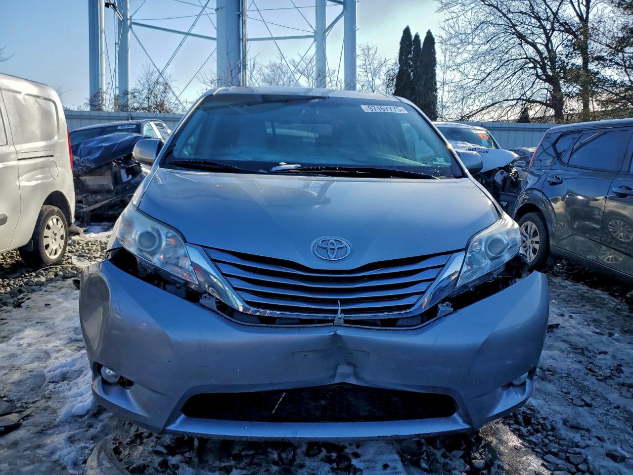 2017 TOYOTA SIENNA XLE photo 5