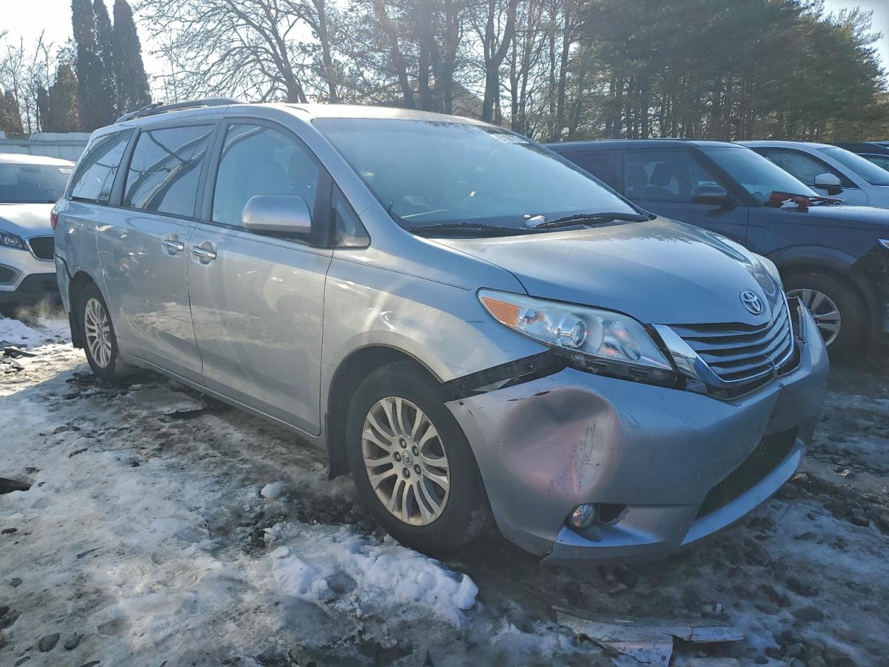 2017 TOYOTA SIENNA XLE photo 4
