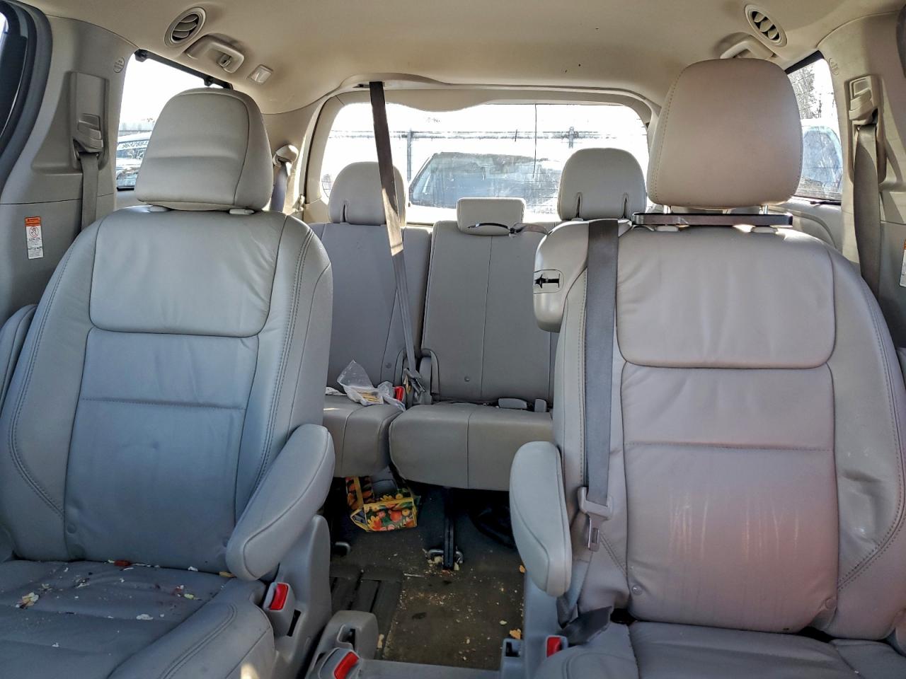 2017 TOYOTA SIENNA XLE photo 10