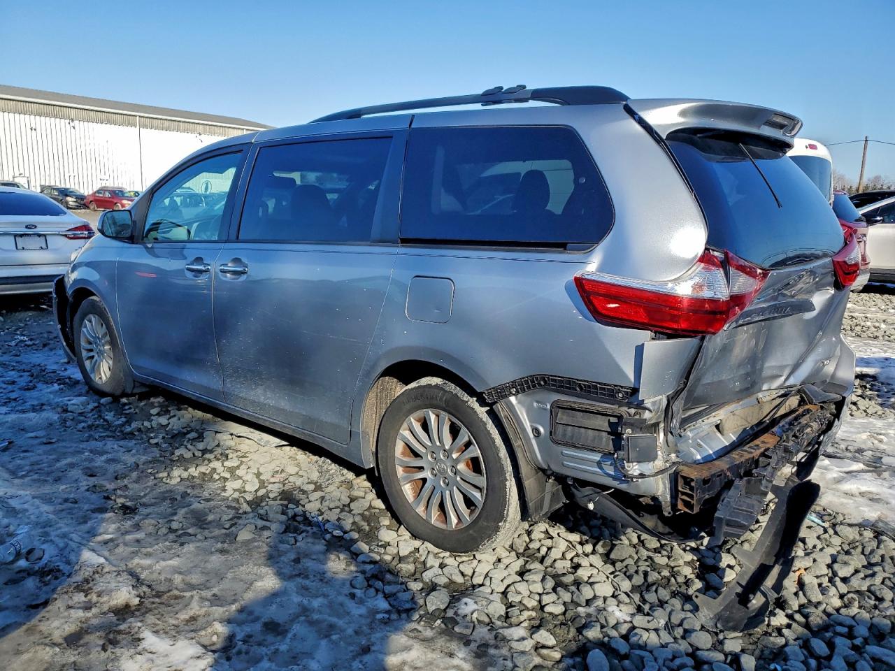 2017 TOYOTA SIENNA XLE photo 2