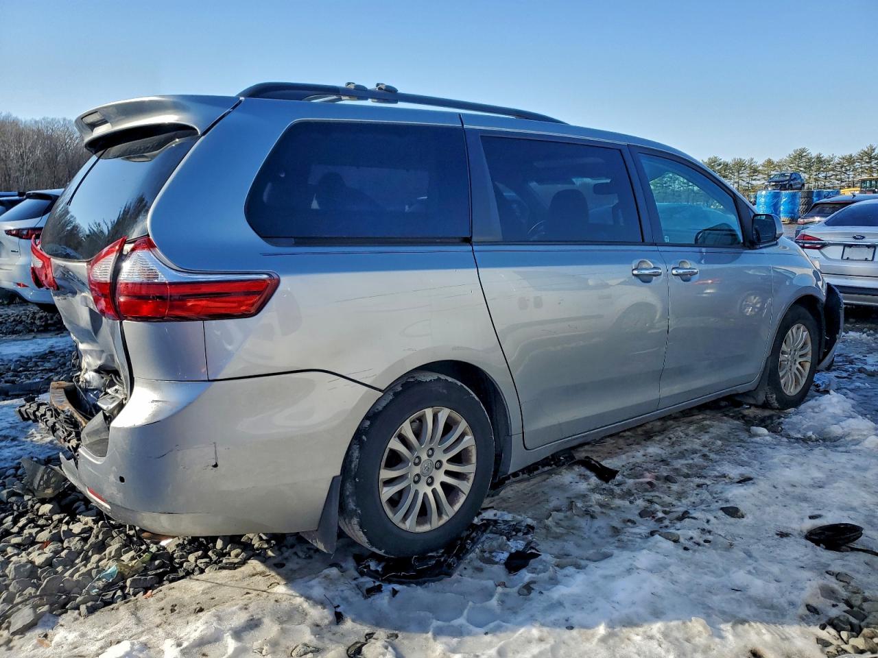 2017 TOYOTA SIENNA XLE photo 3